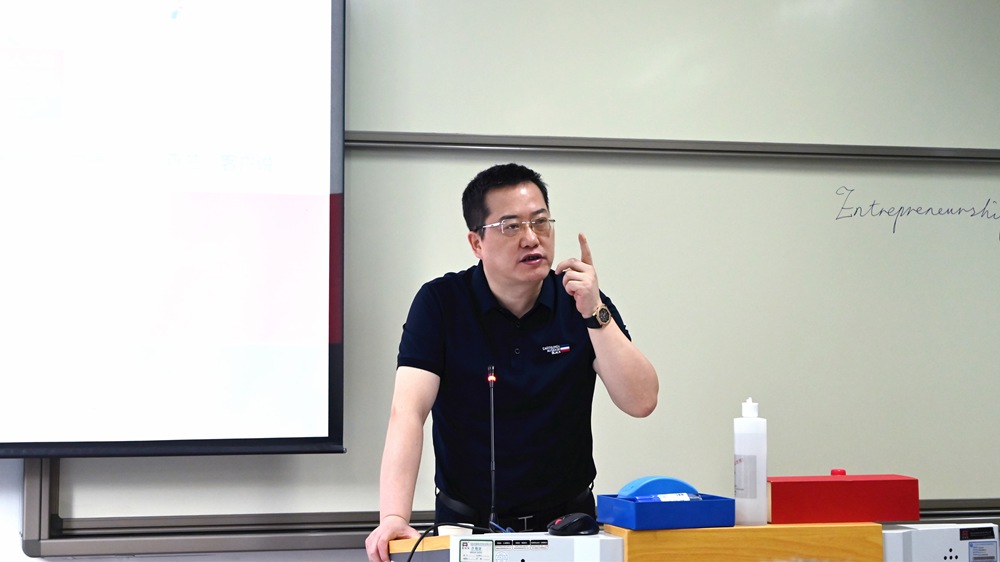 集團董事長柯建東先生受邀為武漢大學《企業家論壇》授課